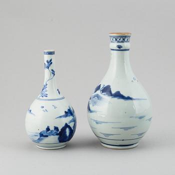 Two blue and white vases, Qing dynasty, 18th/19th Century.