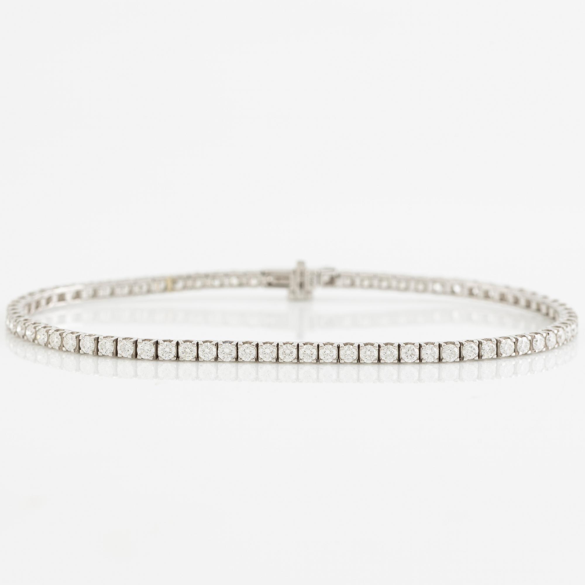 Tennis bracelet in 18K white gold set with brilliant-cut diamonds.