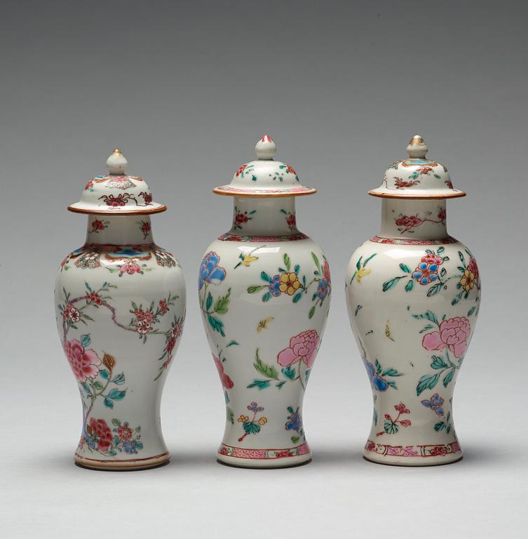 VASER med LOCK, tre stycken, porslin. Qingdynastin, Qianlong (1736-95).