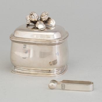 A sterlingsilver box and a sugar tong, Borgila, Stockholm 1952. Weight ca 425 grams.