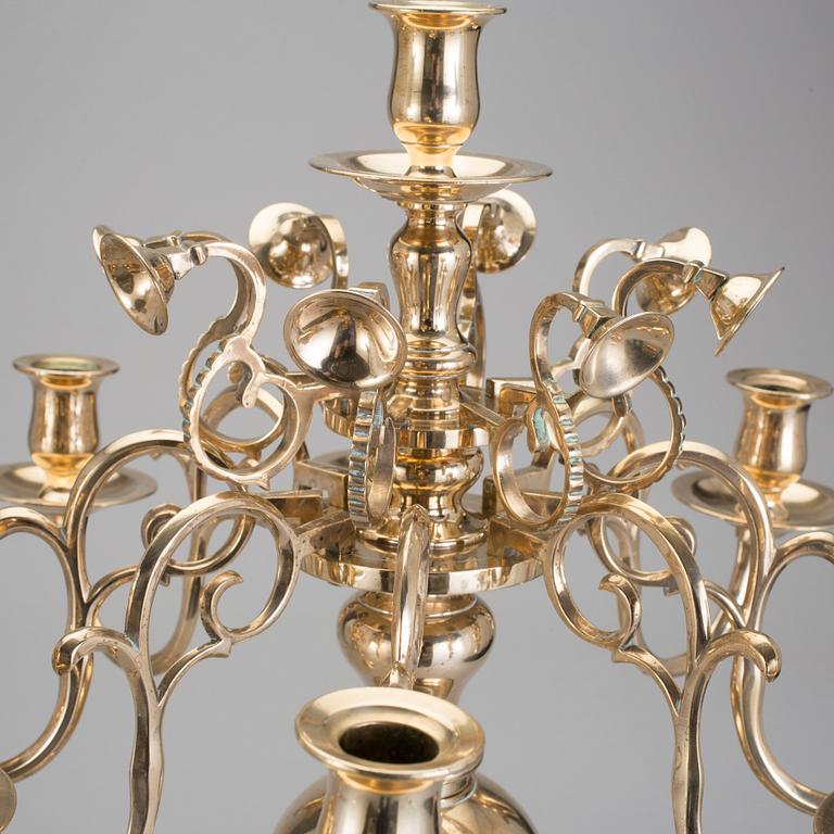 KANDELABRAR, ett par, mässing, barockstil, omkring sekelskiftet 1900.