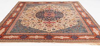 An antique Benlian Tabriz carpet, signed Jabarzade, ca 365 x 270 cm.