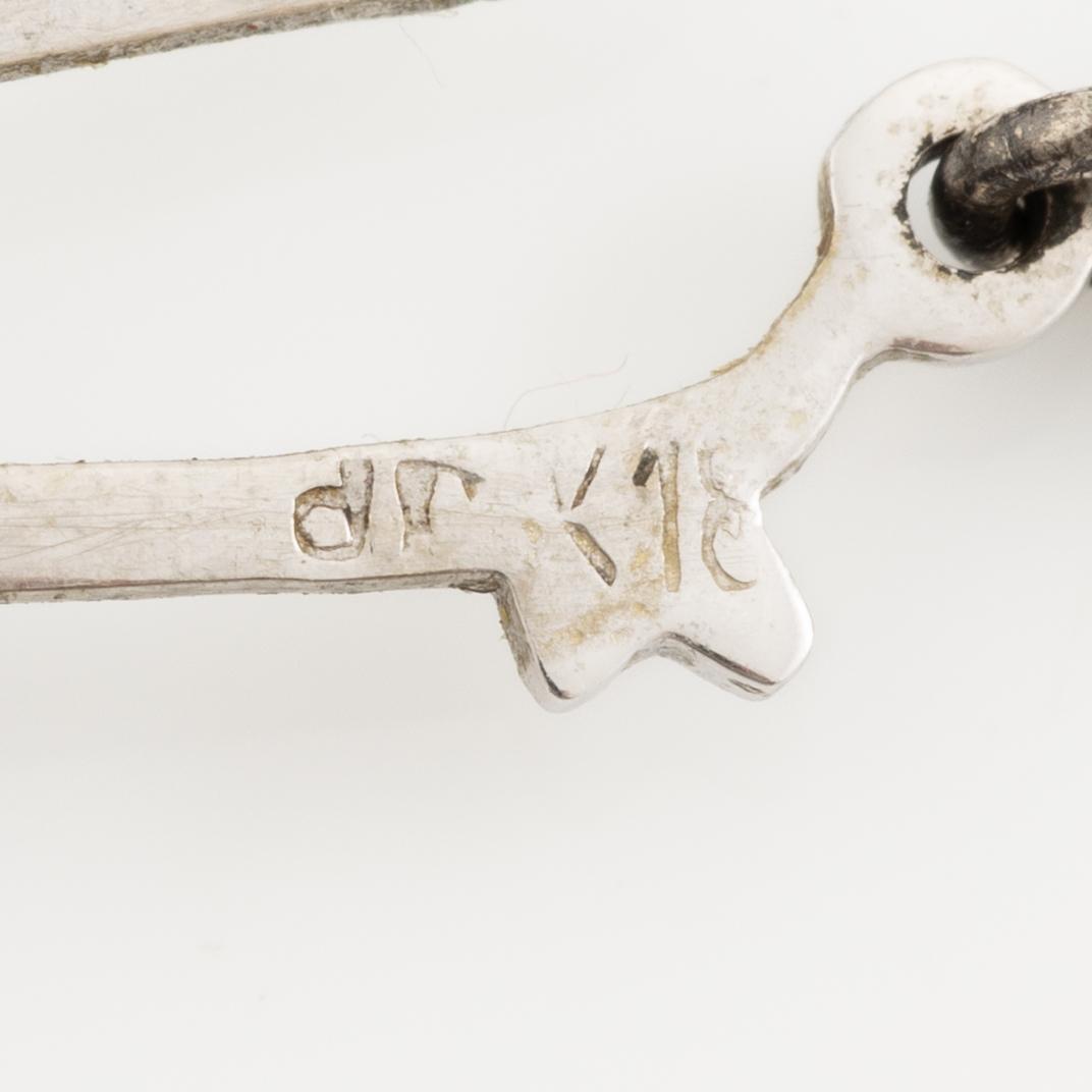 Necklace with graduated cultured pearls, with a clasp in 18K white gold set with an emerald.