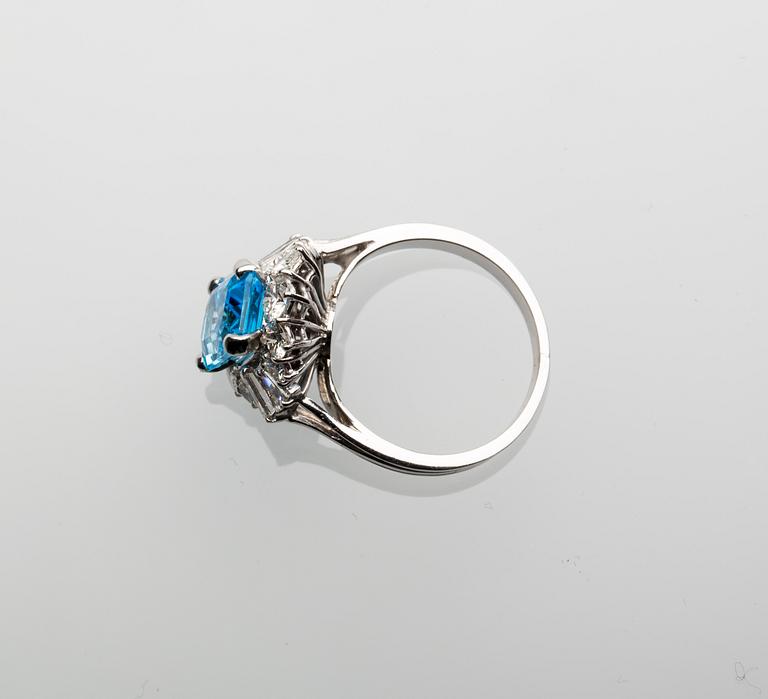 RING, 18 k vitguld med topas ca 1.90 ct samt diamanter, totalt ca 1.00 ct. Vikt ca 4,6 g.