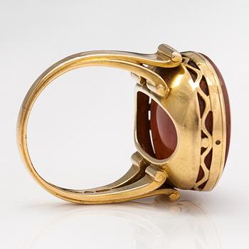 Oskar Pihl, Ring, 18K guld och agat. A Tillander, Helsingfors 1945.