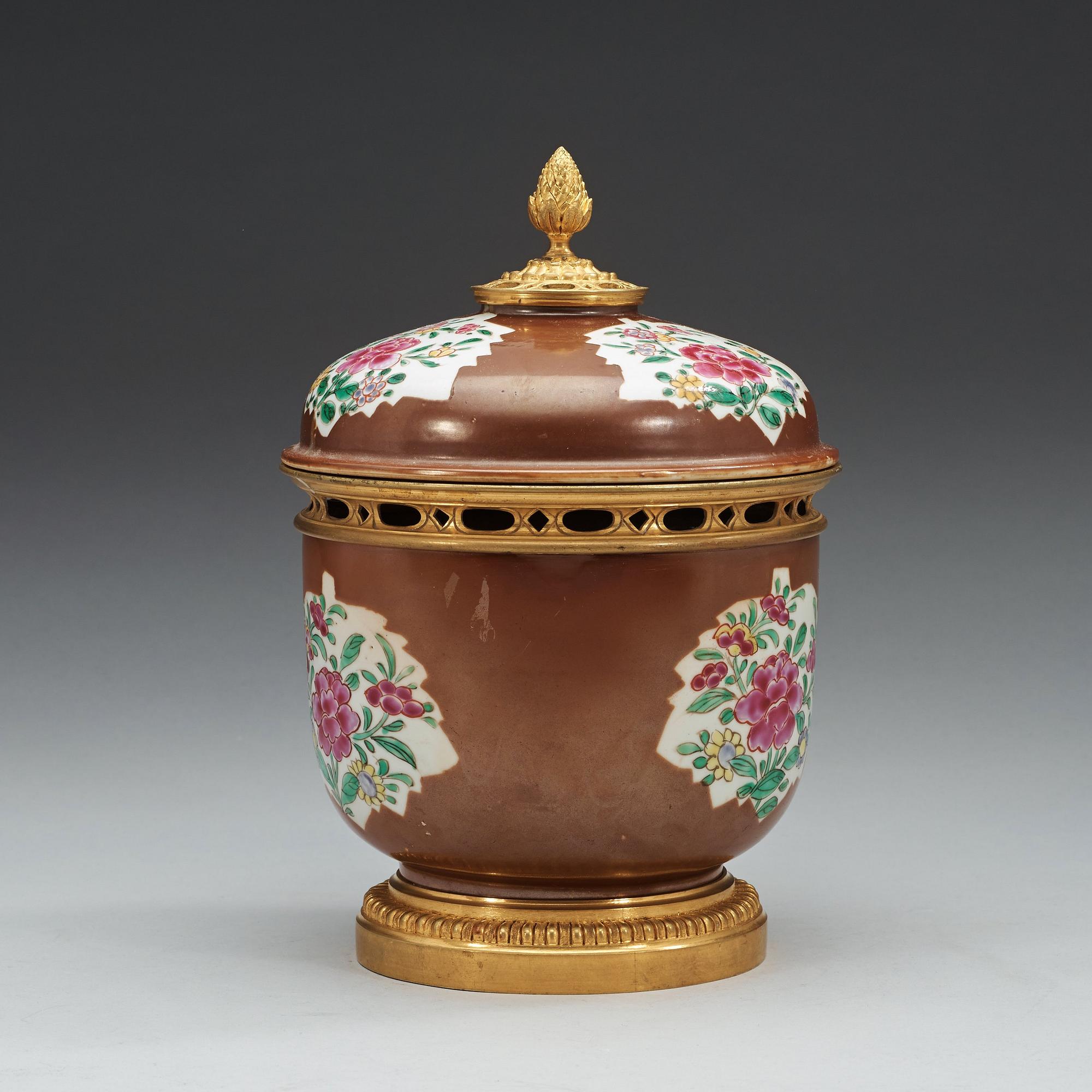SKÅL med LOCK, kompaniporslin med bronsmontering. Qing dynastin, Qianlong (1736-95).