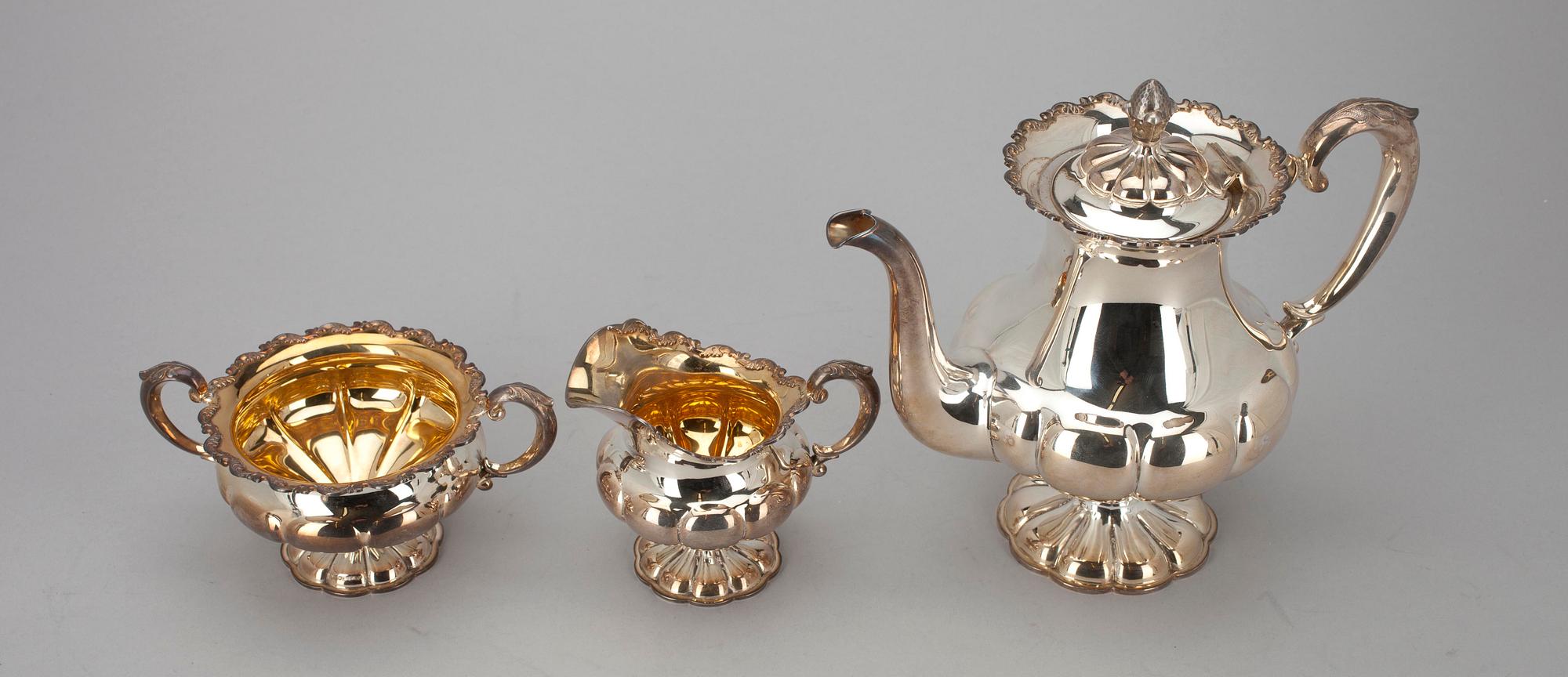 KAFFESERVIS, 3 delar, silver, rokokostil, Auran Kultaseppä, Åbo 1961-1963. Tot. vikt ca 948,5 g.