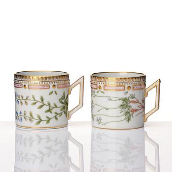 Kaffekoppar med fat, 12 stycken, porslin. Royal Copenhagen, "Flora Danica", Danmark, 1900-tal.