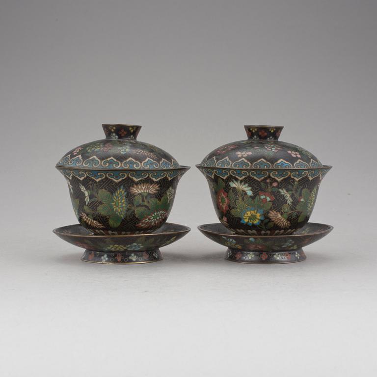 KOPPAR, ett par, cloisonné. Sen Qing dynasti, omkring 1900.