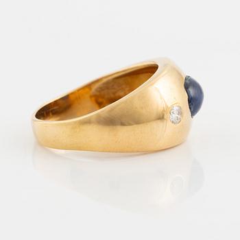 Ring 18K guld med en cabochonslipad safir och runda briljantslipade diamanter.