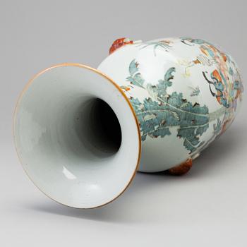 A large Chinese famille rose vase, early 20th century.