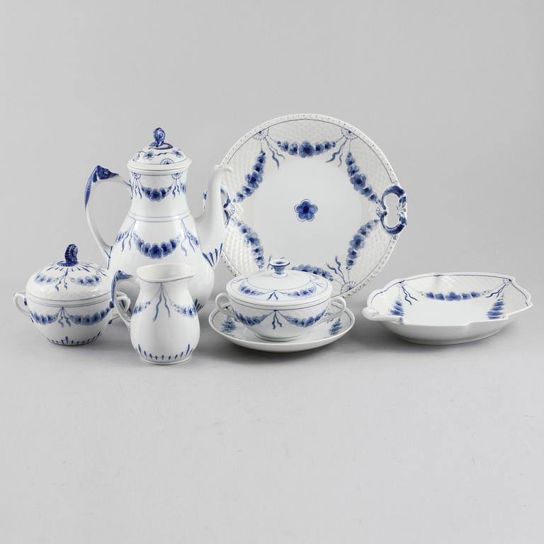 SERVISDELAR, 34 st, "Empire", porslin, Bing & Gröndahl, omkring 1900-talets mitt.