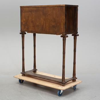 Skåp, Swedish Grace, enligt uppgift utfört av bildhuggare Ernst Sundbeck.1920-30-tal.