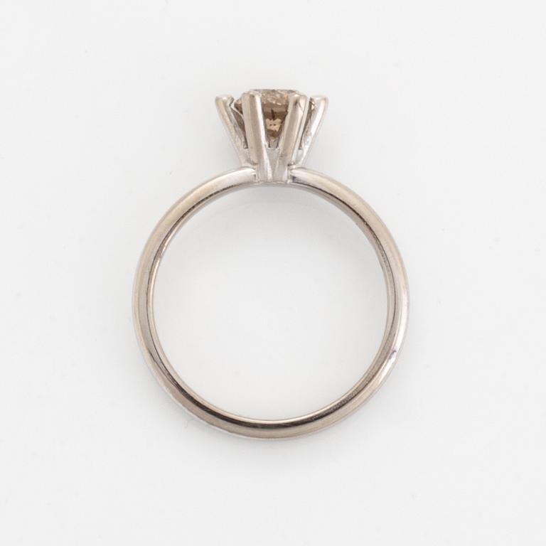 Brown brilliant-cut diamond ring.