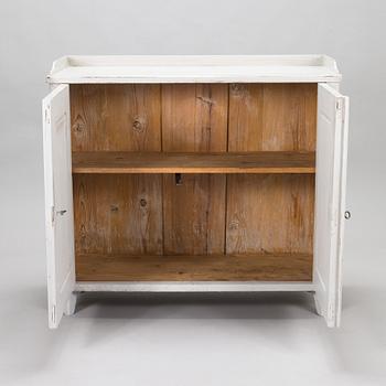 A cupboard from the first half of the 19th century.