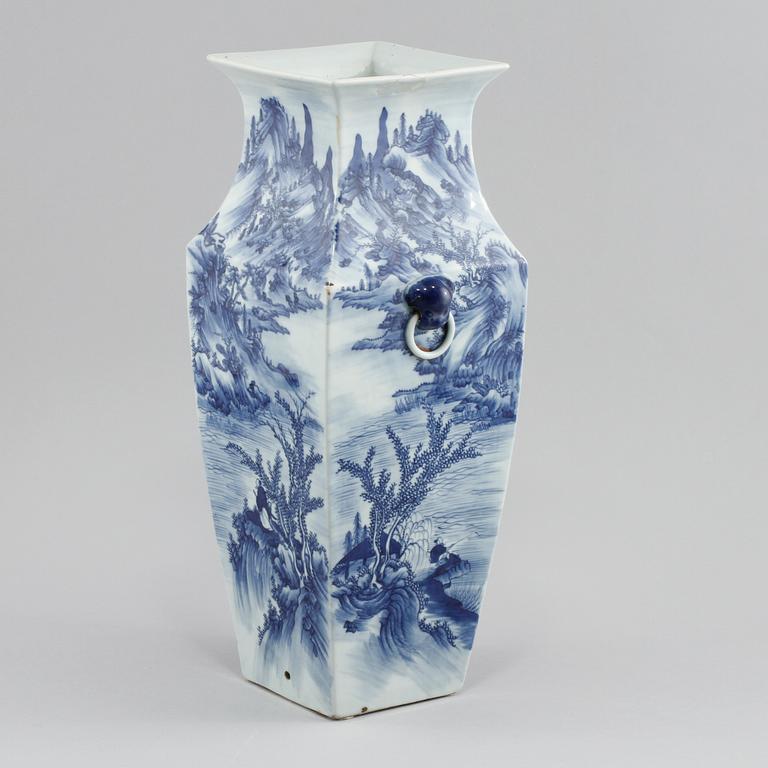 A blue and white vase, Qing dynasty 19th century.