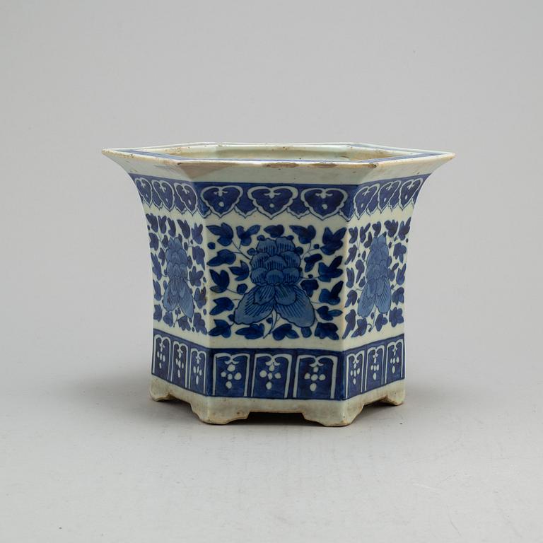 A blue and white flower pot, Qing dynasty, 19th century.