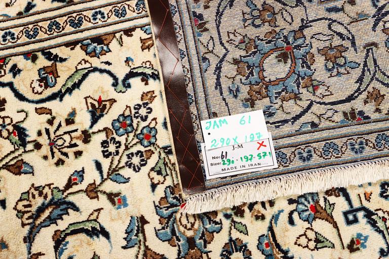A Kashan carpet, c. 290 x 197 cm.