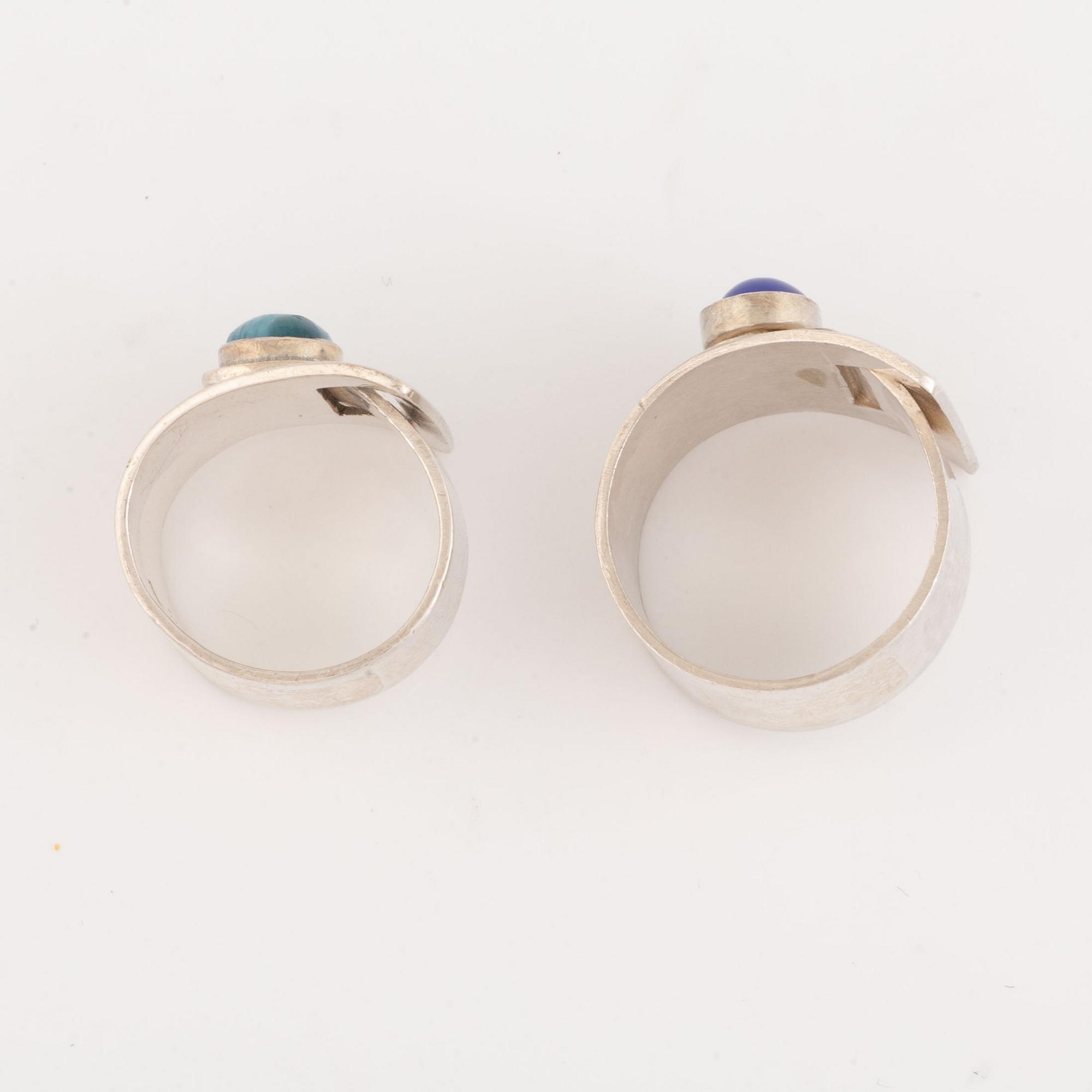 Två ringar silver med blå cabochonslipade stenar, LGE, Guldsmycket Engström & Co.