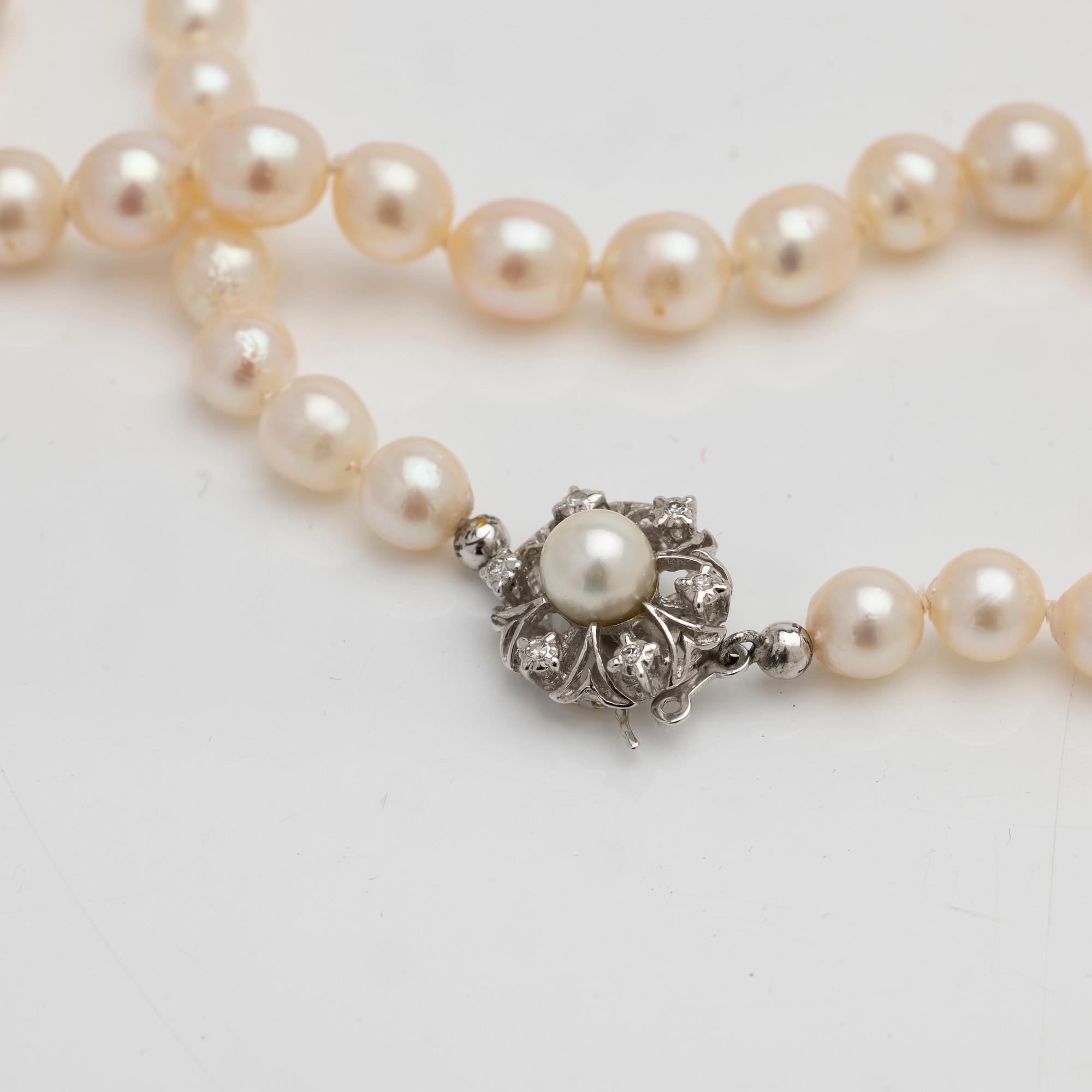 Necklace of cultured pearls, clasp of 18K white gold with diamonds.