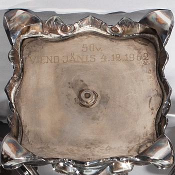 KANDELABRAR, ett par, silver, Kultakeskus, Tavastehus 1961. Kandelaberdelens vikt ca 1450 g.