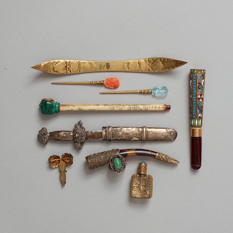 PARTI, smycken, nagelskydd, ciggarettmunstycke m.m. Qingdynastin samt omkring 1900.