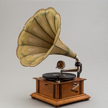 A circa 1900 grammophone.