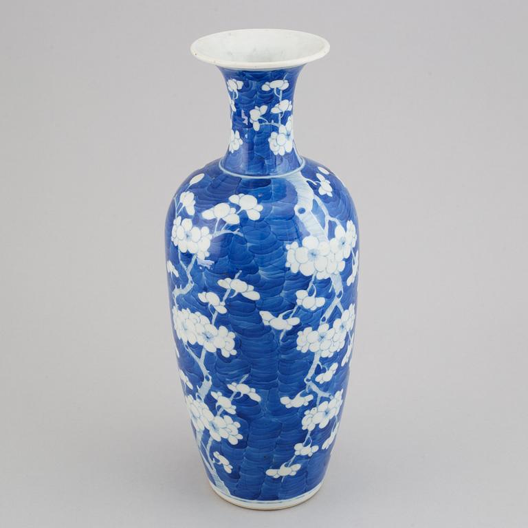 Vas, porslin. Qingdynastin, sent 1800-tal.