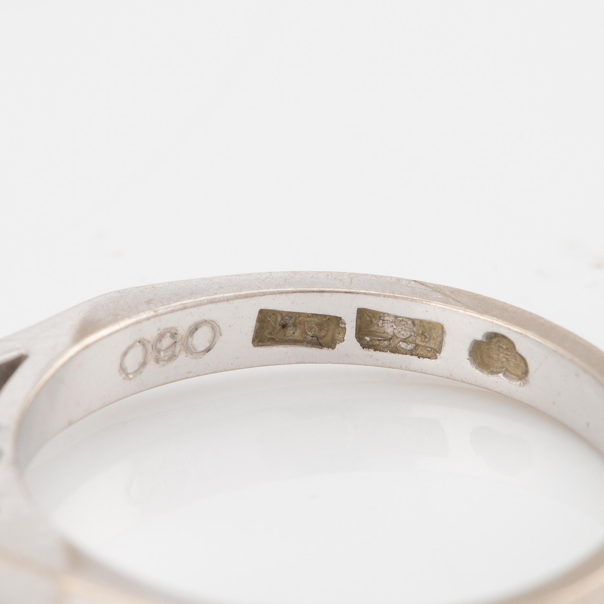 Ring, 18K white gold with a diamond-cut diamond 0.60 ct according to engraving.