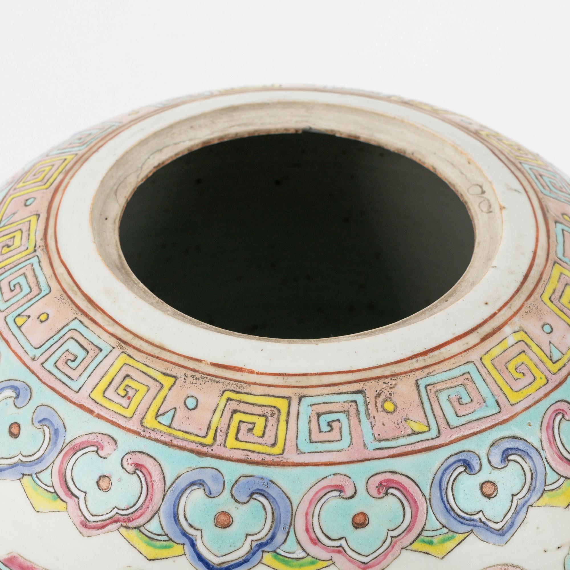 A famille rose porcelain vase, Kanton, and a porcelain urn, China, end of the 19th century.