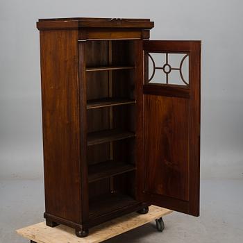 SKÅP, mörkbetsat. 1900-talets mitt.