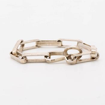 2 silver bracelets, approx 19 x 2 cm approx 20 x 0,5 cm.