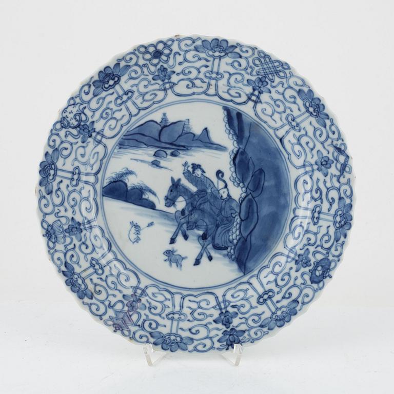 A Chinese blue and white rabbit dish, Qing dynasty, Kangxi (1662-1722).