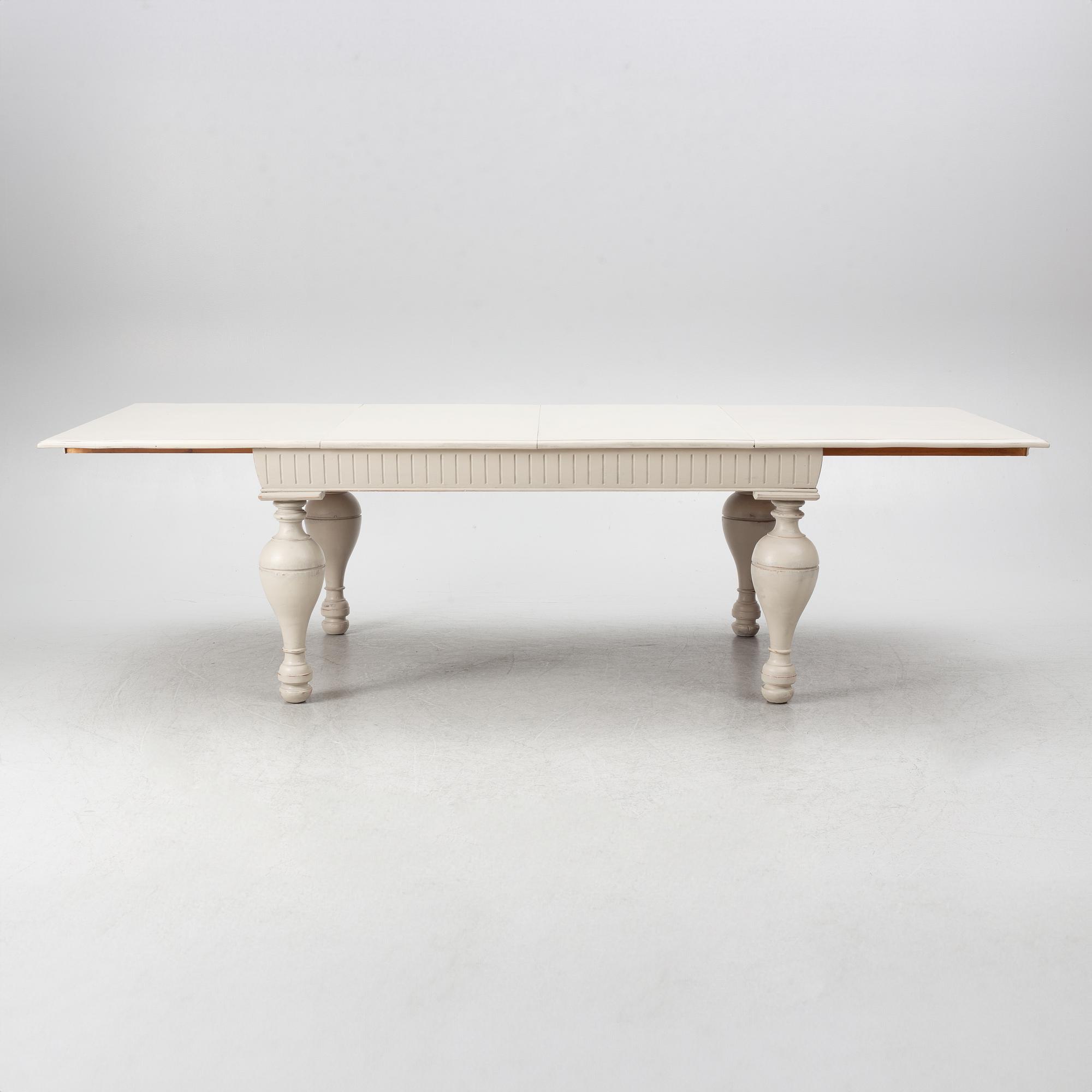 Dining table, from around the year 1900.