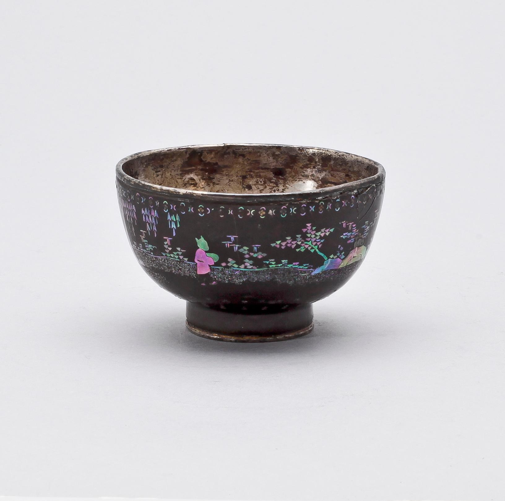 SKÅL, emalj på försilvrad koppar, Kina 1700-tal.