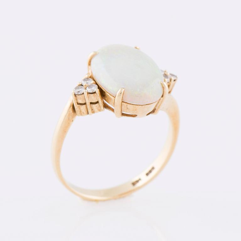 RING, opal, briljantslipade diamanter, 14K guld.