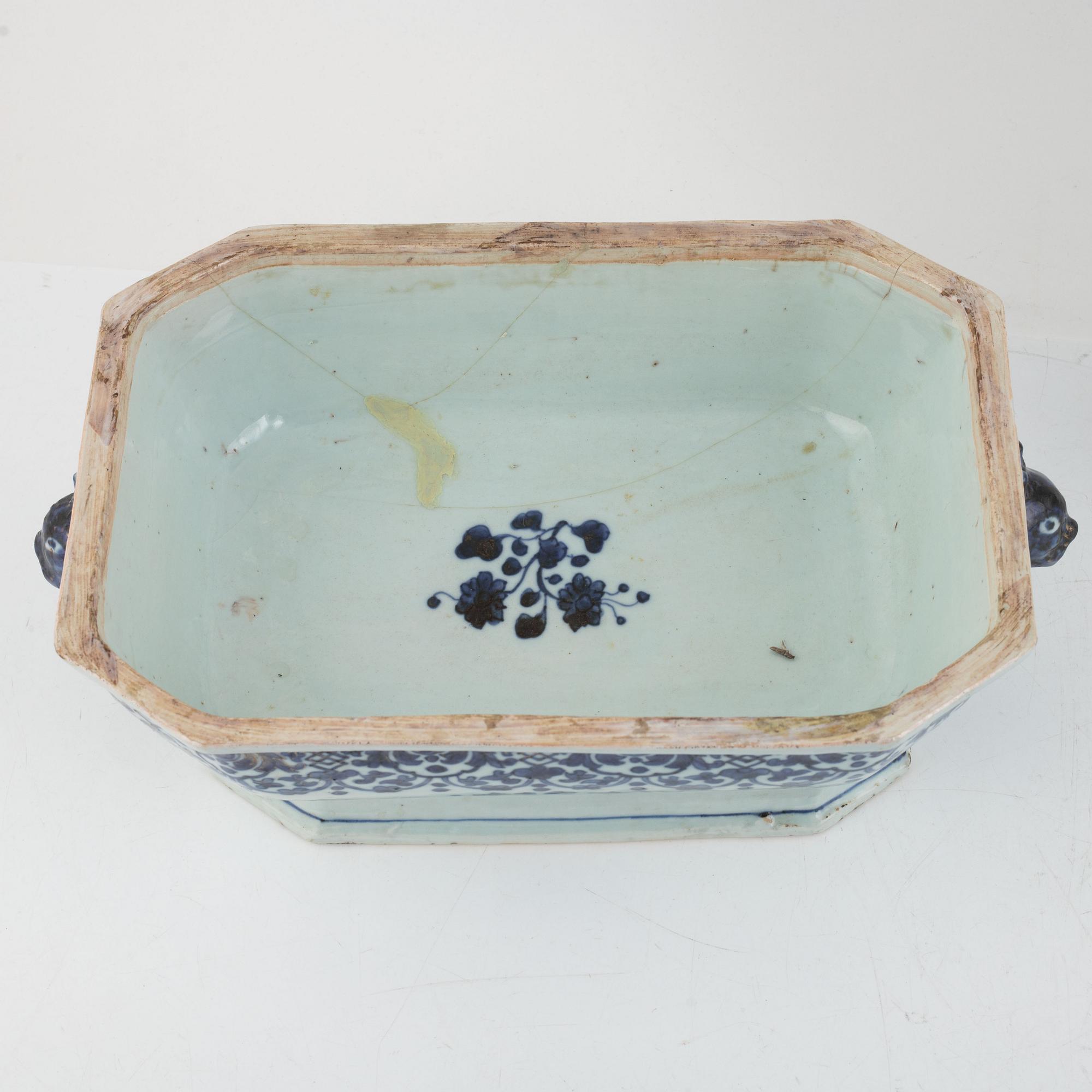 Terrin med fat, porslin, Kina, Qingdynastin, Qianlong (1736-95).