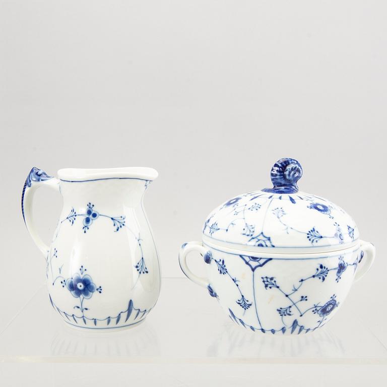 A 26 pcs Musselmalet tea service  from Bing & Gröndahl Denmark later part of the 20th century.