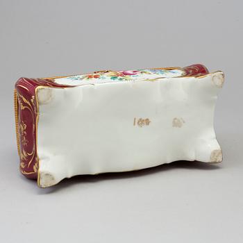 A LIMOGES PORCELAIN BOX, MID 20TH CENTURY.