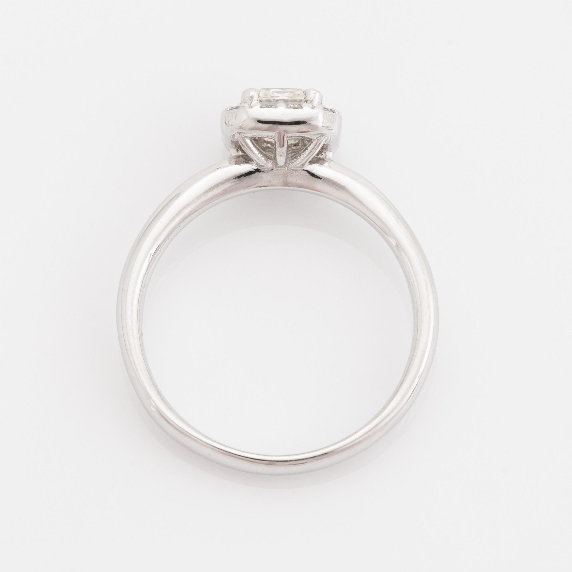 Ring, med radiantslipad light yellow diamant.