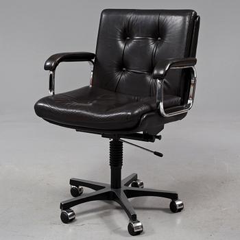 SKRIVBORDSSTOLAR,  2 st snarlika, Italien, 1988 respektive 1993.