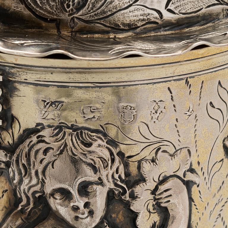 A sterling silver tankard, maker's mark of John Langlands I och John Goodrick, Newcastle, 1755/56.