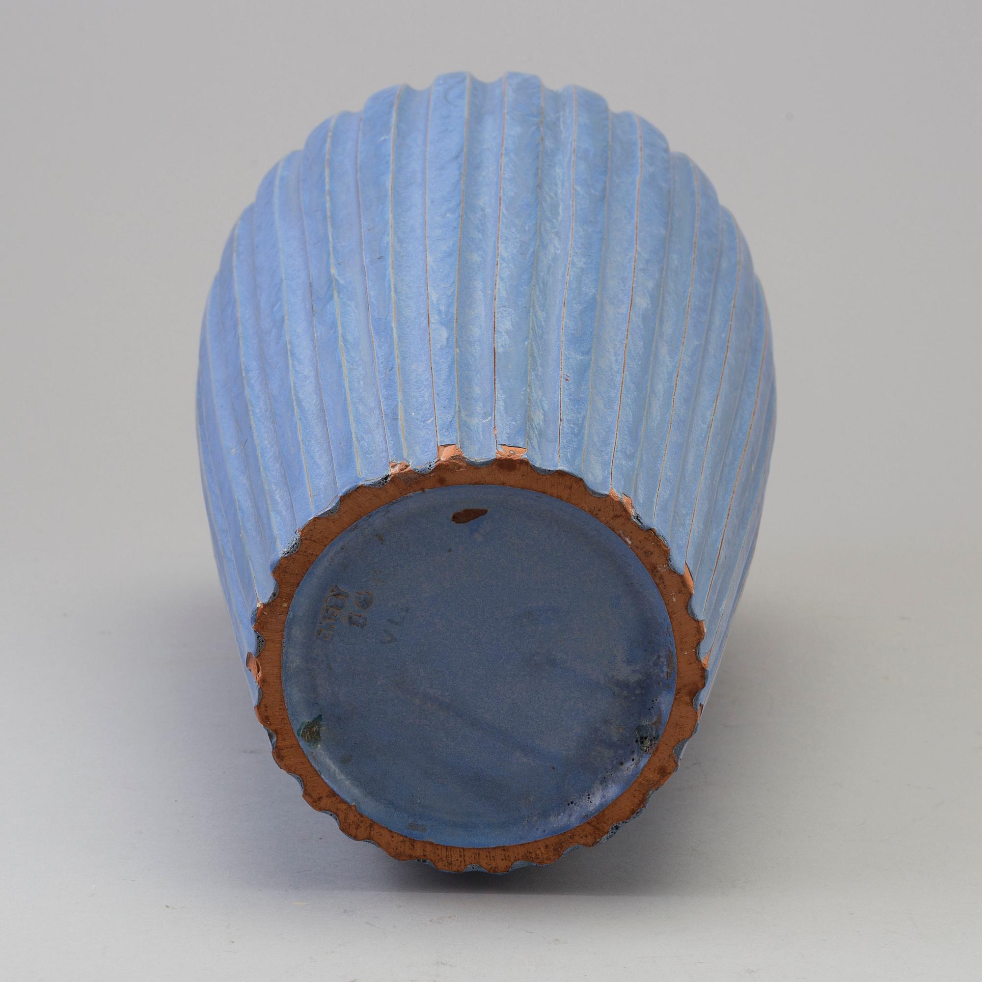 VICKE LINDSTRAND, golvvas, lergods, för Uppsala Ekeby, omkring 1900-talets mitt.