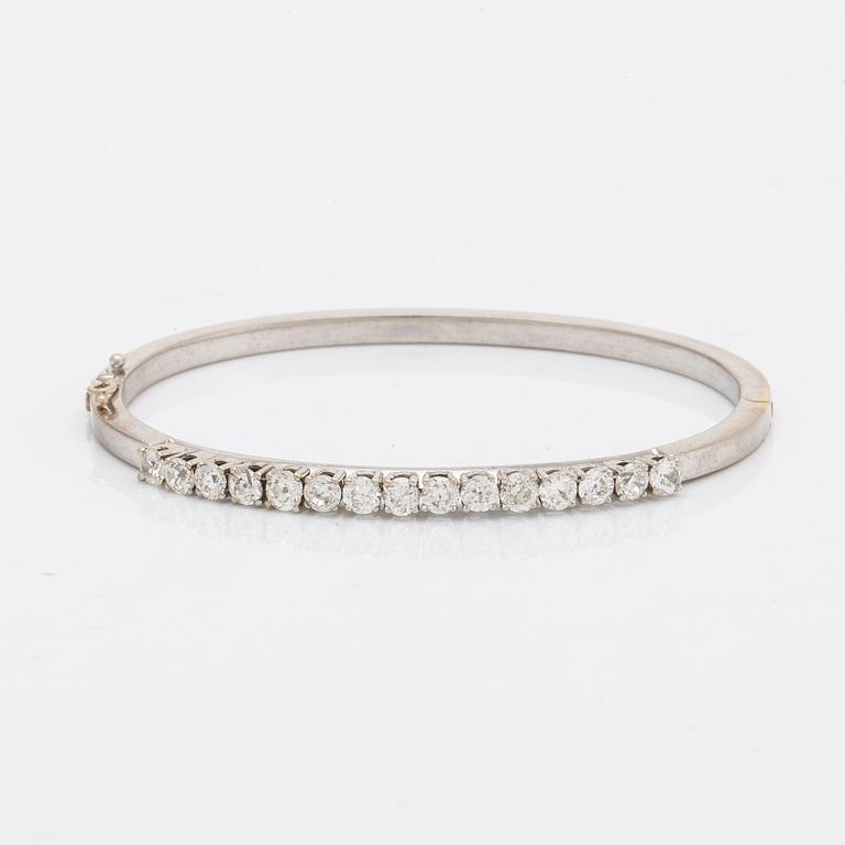 Bangle 18k whitegold old-cut diamonds approx 2,5 ct in total, inner diameter approx 17 cm, hinge mechanism.