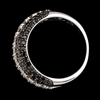 RING, 18 k vitguld, svarta och vita diamanter tot ca 1.93 ct.