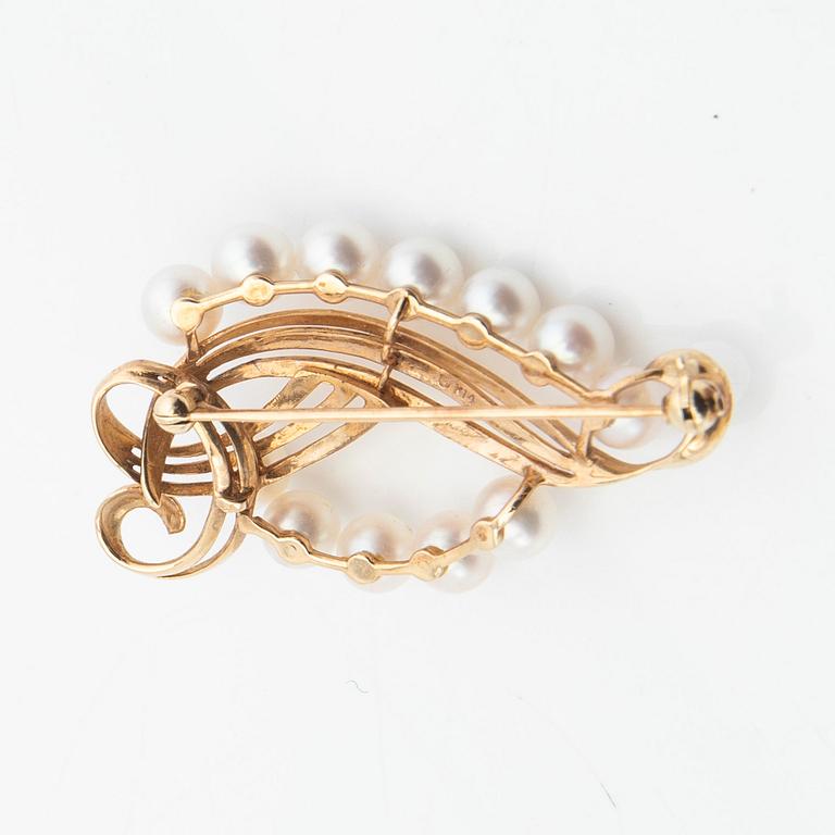 Brooch Mikimoto, 14K gold with cultured pearls.