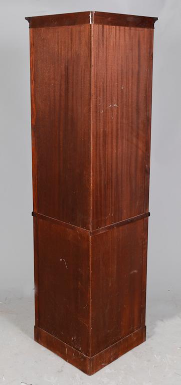 HÖRNVITRINSKÅP, England, 1900-tal.