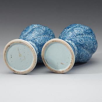 A pair of blue and white vases with cover, Qing dynasty, Kangxi period (1662-1722).