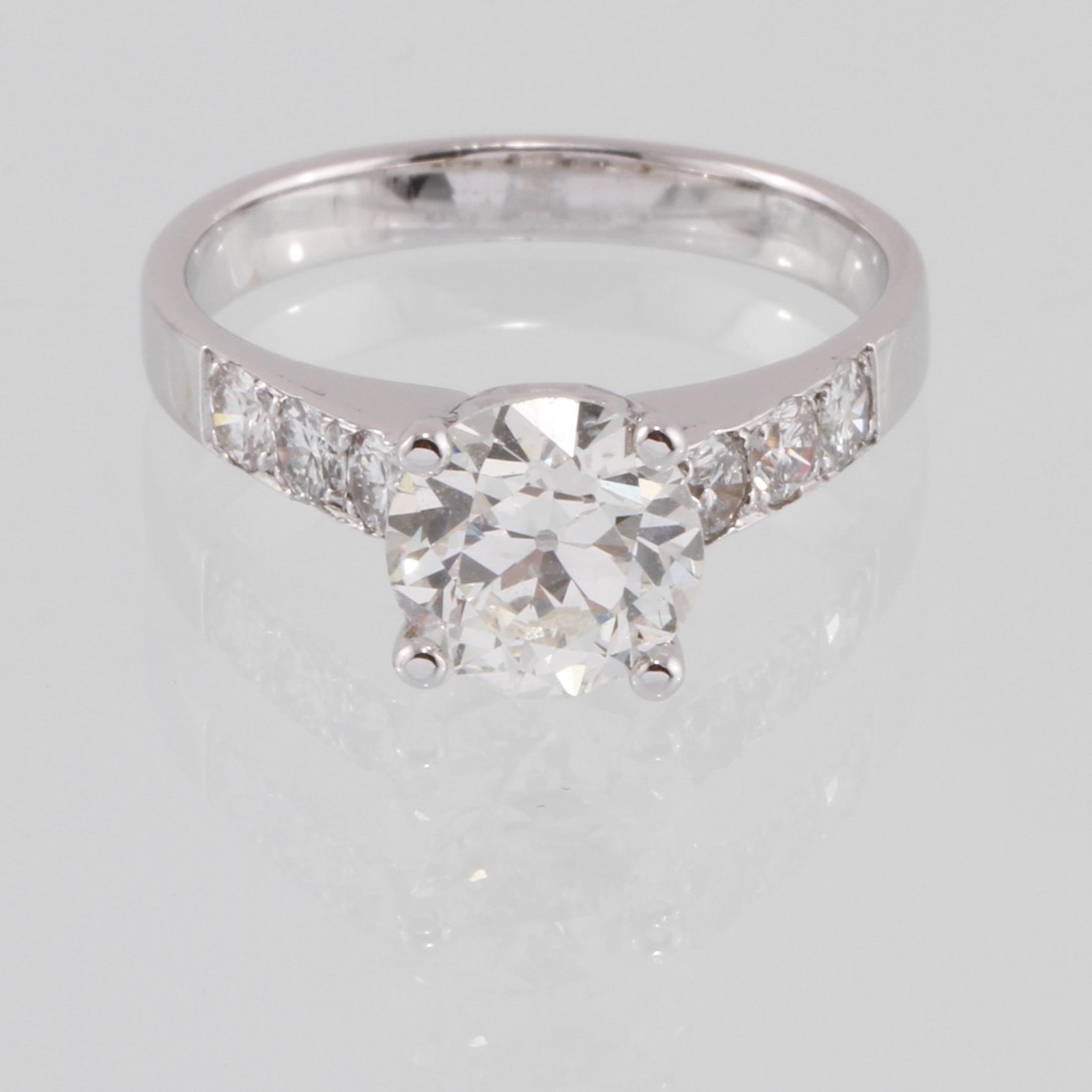 RING, 14k vitguld med äldre briljantslipad diamant, 1.61 ct samt 6 mindre briljantslipade diamanter. Vikt 4 g.