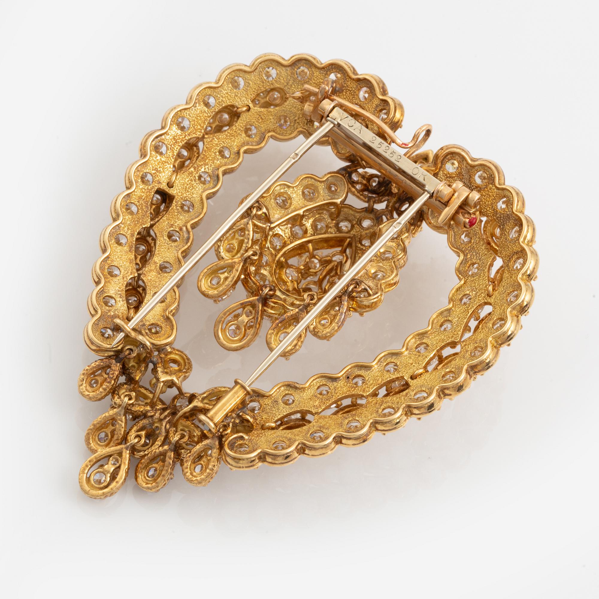 A Van Cleef & Arpels brooch/pendant  in 18K gold set with round brilliant-cut diamonds.